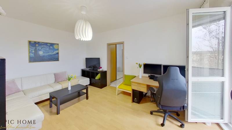 2-izbovy-byt-s-loggiou-Bratislava-ul-Bodrocka-Living-Room (1).jpg